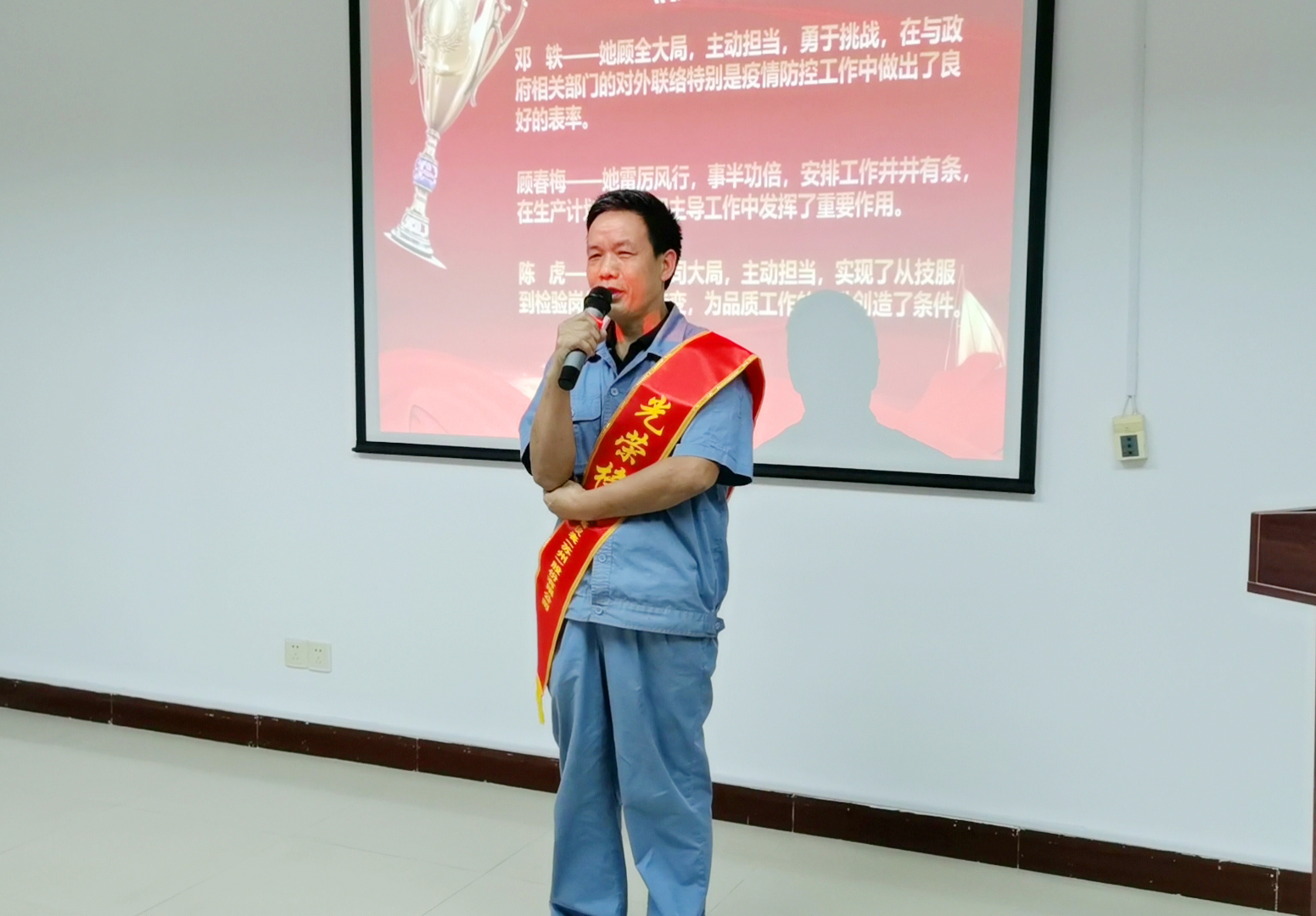 7 “業(yè)務(wù)標兵”代表發(fā)表獲獎感言.jpg